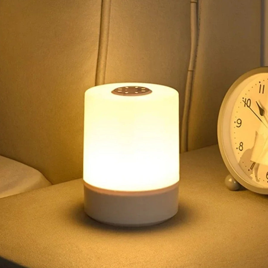 Veilleuse douce sur la table de nuit de la chambre de bébé