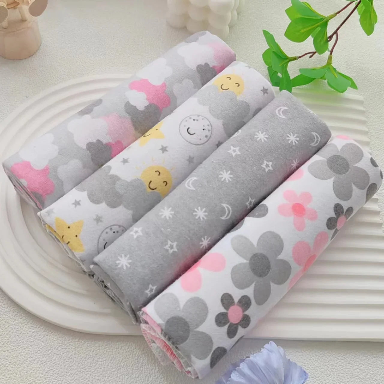 BabySnuggle™ - Lot de 4 Couvertures en Flanelle 100% Coton pour Nouveau-né, Super Douces et Absorbantes, 76x76cm - Bébé Ange