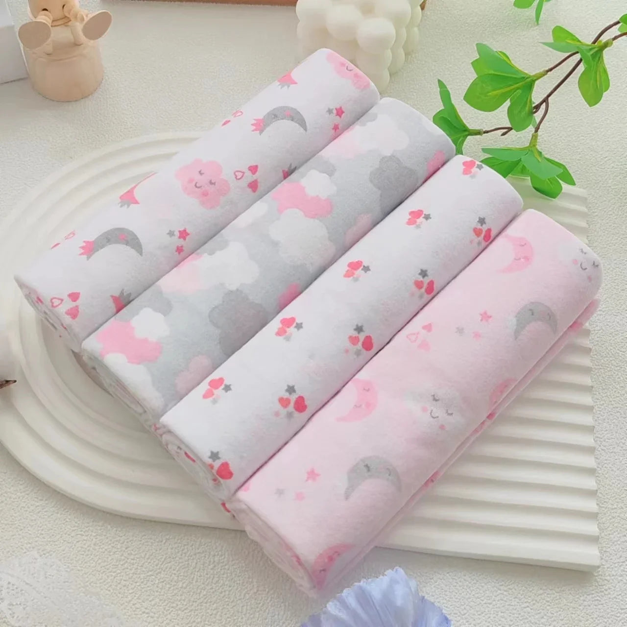 BabySnuggle™ - Lot de 4 Couvertures en Flanelle 100% Coton pour Nouveau-né, Super Douces et Absorbantes, 76x76cm - Bébé Ange