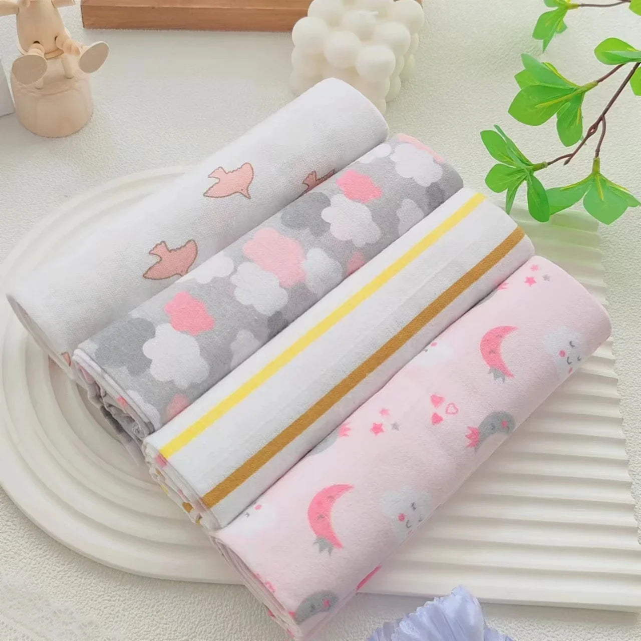 BabySnuggle™ - Lot de 4 Couvertures en Flanelle 100% Coton pour Nouveau-né, Super Douces et Absorbantes, 76x76cm - Bébé Ange