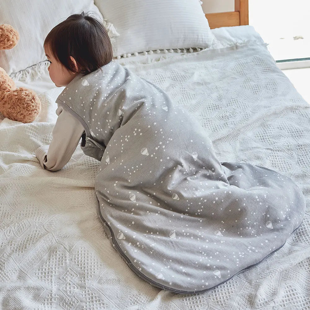 Bébé qui joue dans sa gigoteuse - Bébé Ange