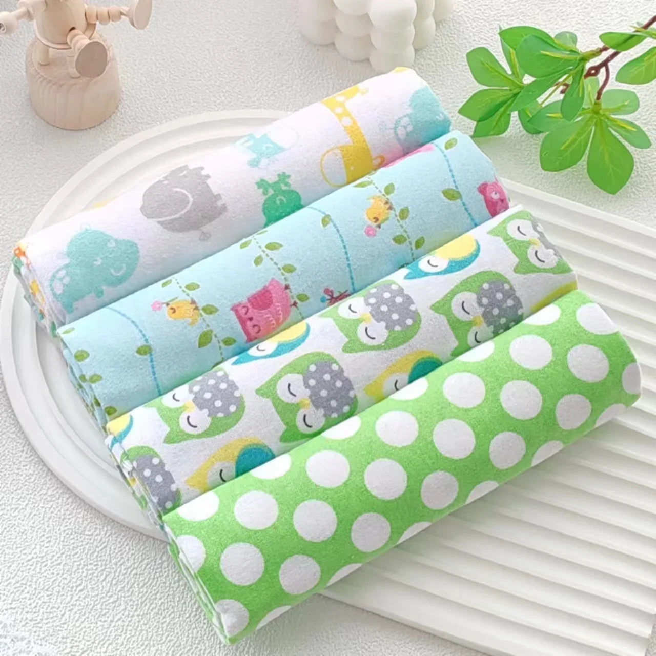 BabySnuggle™ - Lot de 4 Couvertures en Flanelle 100% Coton pour Nouveau-né, Super Douces et Absorbantes, 76x76cm - Bébé Ange