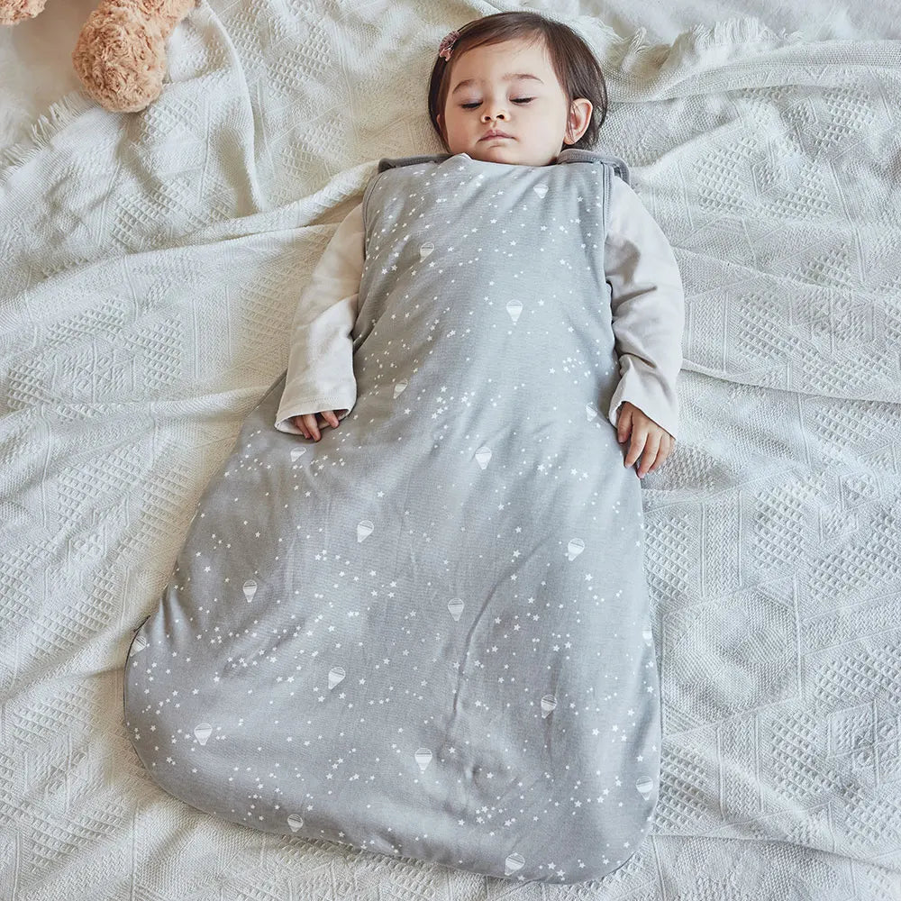 Bébé endormi dans sa gigoteuse sans manches - Bébé Ange