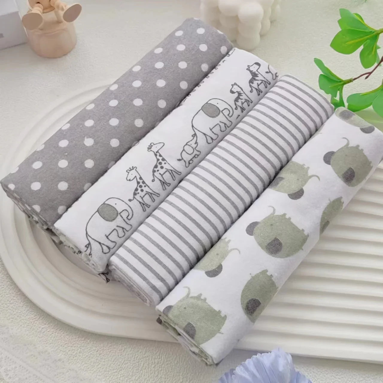 BabySnuggle™ - Lot de 4 Couvertures en Flanelle 100% Coton pour Nouveau-né, Super Douces et Absorbantes, 76x76cm - Bébé Ange