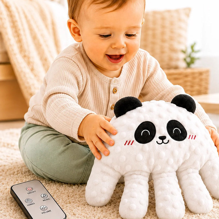 Bébé qui joue avec la main apaisante panda