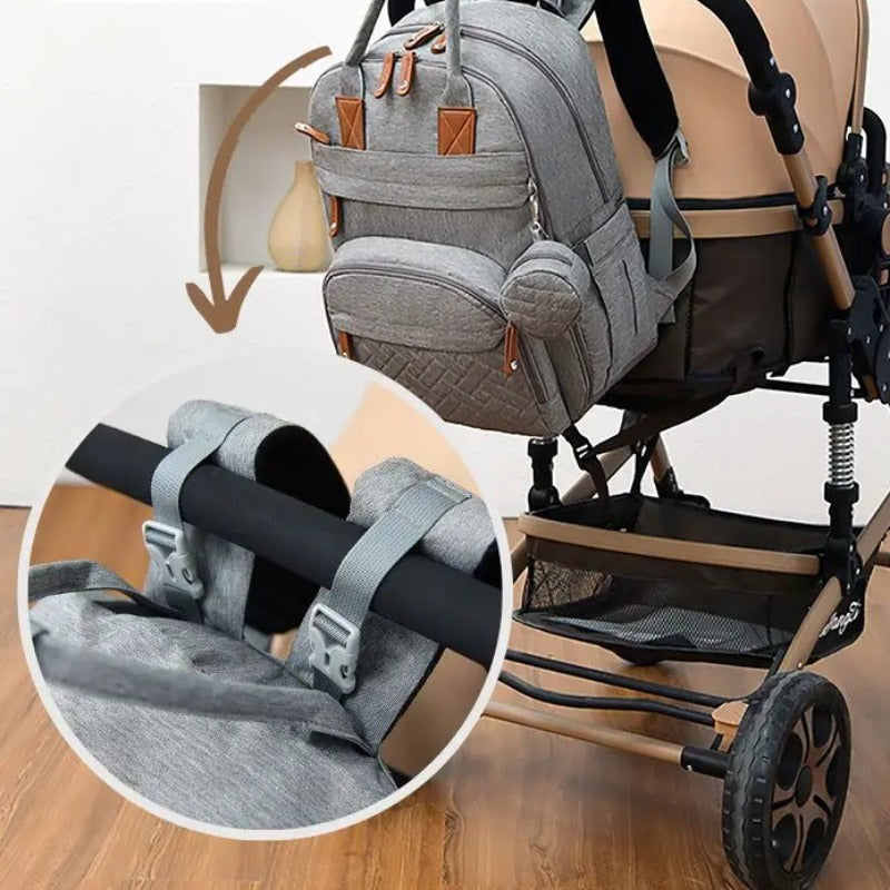 Sac à langer accroché à la poussette avec les sangles
