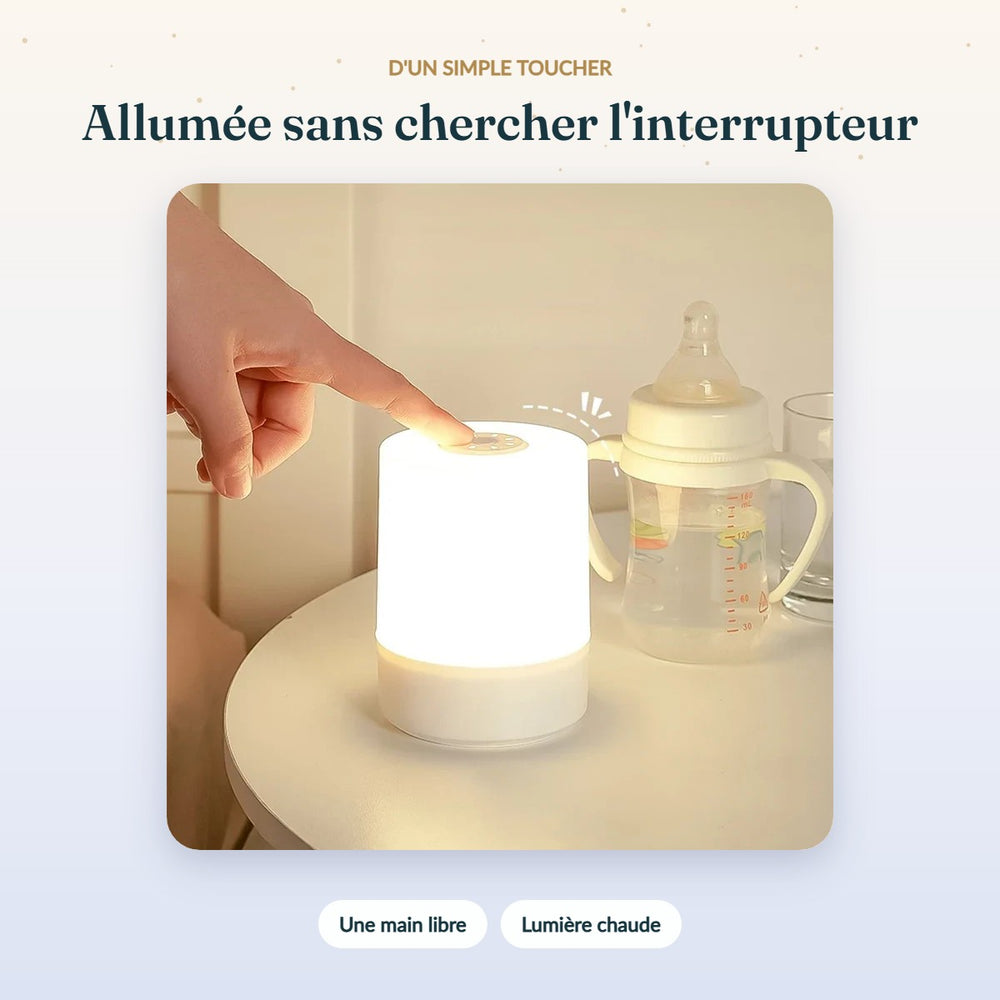 Veilleuse tactile allumée d'un toucher à côté d'un biberon