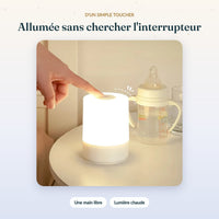 Veilleuse tactile allumée d'un toucher à côté d'un biberon